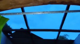 Kondisi rumah warga di Dusun Soloh Dajah, Desa Murtajih, Kecamatan Pademawu, Pamekasan, yang mengalami kerusakan parah pada bagian atap akibat hujan deras disertai angin kencang, Kamis (8/1/2026).