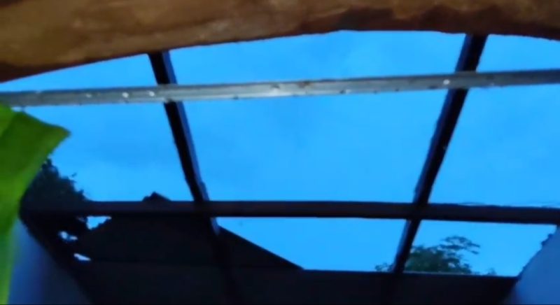 Kondisi rumah warga di Dusun Soloh Dajah, Desa Murtajih, Kecamatan Pademawu, Pamekasan, yang mengalami kerusakan parah pada bagian atap akibat hujan deras disertai angin kencang, Kamis (8/1/2026).