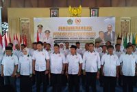 Pengurus KONI Kabupaten Pamekasan masa bakti 2025–2029 berfoto bersama Bupati dan Wakil Bupati Pamekasan usai prosesi pelantikan di Pendopo Ronggosukowati.
