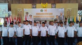 Pengurus KONI Kabupaten Pamekasan masa bakti 2025–2029 berfoto bersama Bupati dan Wakil Bupati Pamekasan usai prosesi pelantikan di Pendopo Ronggosukowati.