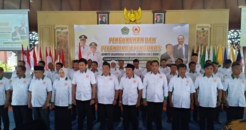 Pengurus KONI Kabupaten Pamekasan masa bakti 2025–2029 berfoto bersama Bupati dan Wakil Bupati Pamekasan usai prosesi pelantikan di Pendopo Ronggosukowati.