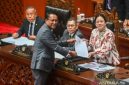 KUHAP baru berlaku, atur restorative justice hingga rekaman CCTV
Menteri Hukum Supratman Andi Agtas (kedua kiri) menyerahkan berkas pendapat akhir kepada Ketua DPR Puan Maharani (kanan) yang disaksikan oleh Wakil Ketua DPR Adies Kadir (kedua kanan) dan Saan Mustopa (kiri) pada Rapat Paripurna ke-8 DPR RI Masa Persidangan II Tahun Sidang 205-2026 di Kompleks Parlemen, Senayan, Jakarta, Selasa (18/11/2025). Dalam rapat tersebut DPR menyetujui Rancangan Undang-Undang (RUU) tentang Perubahan atas Undang-Undang Nomor 8 Tahun 1981 tentang Kitab Undang-Undang Hukum Acara Pidana (KUHAP) untuk disahkan menjadi undang-undang. ANTARA FOTO