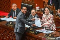 KUHAP baru berlaku, atur restorative justice hingga rekaman CCTV
Menteri Hukum Supratman Andi Agtas (kedua kiri) menyerahkan berkas pendapat akhir kepada Ketua DPR Puan Maharani (kanan) yang disaksikan oleh Wakil Ketua DPR Adies Kadir (kedua kanan) dan Saan Mustopa (kiri) pada Rapat Paripurna ke-8 DPR RI Masa Persidangan II Tahun Sidang 205-2026 di Kompleks Parlemen, Senayan, Jakarta, Selasa (18/11/2025). Dalam rapat tersebut DPR menyetujui Rancangan Undang-Undang (RUU) tentang Perubahan atas Undang-Undang Nomor 8 Tahun 1981 tentang Kitab Undang-Undang Hukum Acara Pidana (KUHAP) untuk disahkan menjadi undang-undang. ANTARA FOTO