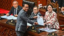 KUHAP baru berlaku, atur restorative justice hingga rekaman CCTV
Menteri Hukum Supratman Andi Agtas (kedua kiri) menyerahkan berkas pendapat akhir kepada Ketua DPR Puan Maharani (kanan) yang disaksikan oleh Wakil Ketua DPR Adies Kadir (kedua kanan) dan Saan Mustopa (kiri) pada Rapat Paripurna ke-8 DPR RI Masa Persidangan II Tahun Sidang 205-2026 di Kompleks Parlemen, Senayan, Jakarta, Selasa (18/11/2025). Dalam rapat tersebut DPR menyetujui Rancangan Undang-Undang (RUU) tentang Perubahan atas Undang-Undang Nomor 8 Tahun 1981 tentang Kitab Undang-Undang Hukum Acara Pidana (KUHAP) untuk disahkan menjadi undang-undang. ANTARA FOTO
