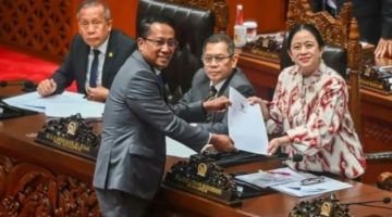 KUHAP baru berlaku, atur restorative justice hingga rekaman CCTV
Menteri Hukum Supratman Andi Agtas (kedua kiri) menyerahkan berkas pendapat akhir kepada Ketua DPR Puan Maharani (kanan) yang disaksikan oleh Wakil Ketua DPR Adies Kadir (kedua kanan) dan Saan Mustopa (kiri) pada Rapat Paripurna ke-8 DPR RI Masa Persidangan II Tahun Sidang 205-2026 di Kompleks Parlemen, Senayan, Jakarta, Selasa (18/11/2025). Dalam rapat tersebut DPR menyetujui Rancangan Undang-Undang (RUU) tentang Perubahan atas Undang-Undang Nomor 8 Tahun 1981 tentang Kitab Undang-Undang Hukum Acara Pidana (KUHAP) untuk disahkan menjadi undang-undang. ANTARA FOTO