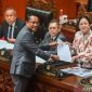 KUHAP baru berlaku, atur restorative justice hingga rekaman CCTV
Menteri Hukum Supratman Andi Agtas (kedua kiri) menyerahkan berkas pendapat akhir kepada Ketua DPR Puan Maharani (kanan) yang disaksikan oleh Wakil Ketua DPR Adies Kadir (kedua kanan) dan Saan Mustopa (kiri) pada Rapat Paripurna ke-8 DPR RI Masa Persidangan II Tahun Sidang 205-2026 di Kompleks Parlemen, Senayan, Jakarta, Selasa (18/11/2025). Dalam rapat tersebut DPR menyetujui Rancangan Undang-Undang (RUU) tentang Perubahan atas Undang-Undang Nomor 8 Tahun 1981 tentang Kitab Undang-Undang Hukum Acara Pidana (KUHAP) untuk disahkan menjadi undang-undang. ANTARA FOTO
