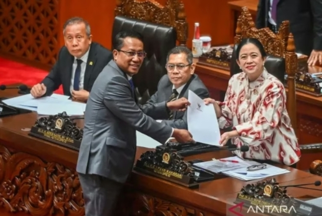 KUHAP baru berlaku, atur restorative justice hingga rekaman CCTV
Menteri Hukum Supratman Andi Agtas (kedua kiri) menyerahkan berkas pendapat akhir kepada Ketua DPR Puan Maharani (kanan) yang disaksikan oleh Wakil Ketua DPR Adies Kadir (kedua kanan) dan Saan Mustopa (kiri) pada Rapat Paripurna ke-8 DPR RI Masa Persidangan II Tahun Sidang 205-2026 di Kompleks Parlemen, Senayan, Jakarta, Selasa (18/11/2025). Dalam rapat tersebut DPR menyetujui Rancangan Undang-Undang (RUU) tentang Perubahan atas Undang-Undang Nomor 8 Tahun 1981 tentang Kitab Undang-Undang Hukum Acara Pidana (KUHAP) untuk disahkan menjadi undang-undang. ANTARA FOTO