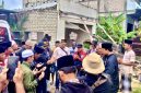 Kuasa pemilik tanah dan warga doa bersama usai melakukan pembongkaran toko di desa Larangan Tokol, Tlanakan, Pamekasan, Jumat (16/01/2005).