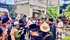 Kuasa pemilik tanah dan warga doa bersama usai melakukan pembongkaran toko di desa Larangan Tokol, Tlanakan, Pamekasan, Jumat (16/01/2005).