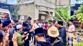 Kuasa pemilik tanah dan warga doa bersama usai melakukan pembongkaran toko di desa Larangan Tokol, Tlanakan, Pamekasan, Jumat (16/01/2026).