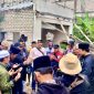 Kuasa pemilik tanah dan warga doa bersama usai melakukan pembongkaran toko di desa Larangan Tokol, Tlanakan, Pamekasan, Jumat (16/01/2026).