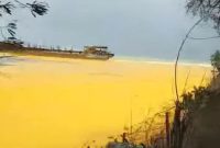 Kondisi Pantai Gili Iyang di Desa Banraas, Kecamatan Dungkek, Kabupaten Sumenep, tampak menguning akibat tumpahan minyak kelapa sawit mentah dari kapal yang terdampar, Kamis (22/1/2026).