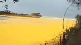 Kondisi Pantai Gili Iyang di Desa Banraas, Kecamatan Dungkek, Kabupaten Sumenep, tampak menguning akibat tumpahan minyak kelapa sawit mentah dari kapal yang terdampar, Kamis (22/1/2026).