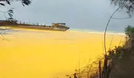 Kondisi Pantai Gili Iyang di Desa Banraas, Kecamatan Dungkek, Kabupaten Sumenep, tampak menguning akibat tumpahan minyak kelapa sawit mentah dari kapal yang terdampar, Kamis (22/1/2026).