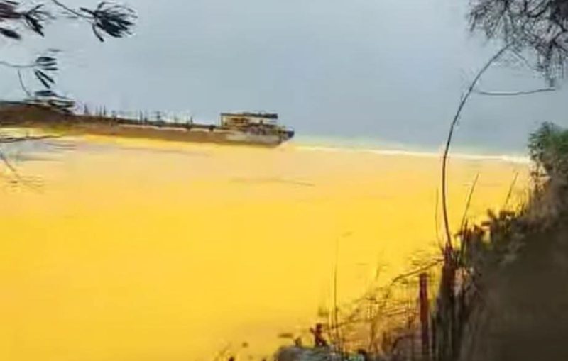 Kondisi Pantai Gili Iyang di Desa Banraas, Kecamatan Dungkek, Kabupaten Sumenep, tampak menguning akibat tumpahan minyak kelapa sawit mentah dari kapal yang terdampar, Kamis (22/1/2026).