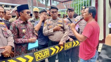 Bupati Pamekasan KH. Kholilurrahman menemui massa aksi BMM di kantor setempat, Kamis (29/01/2026).