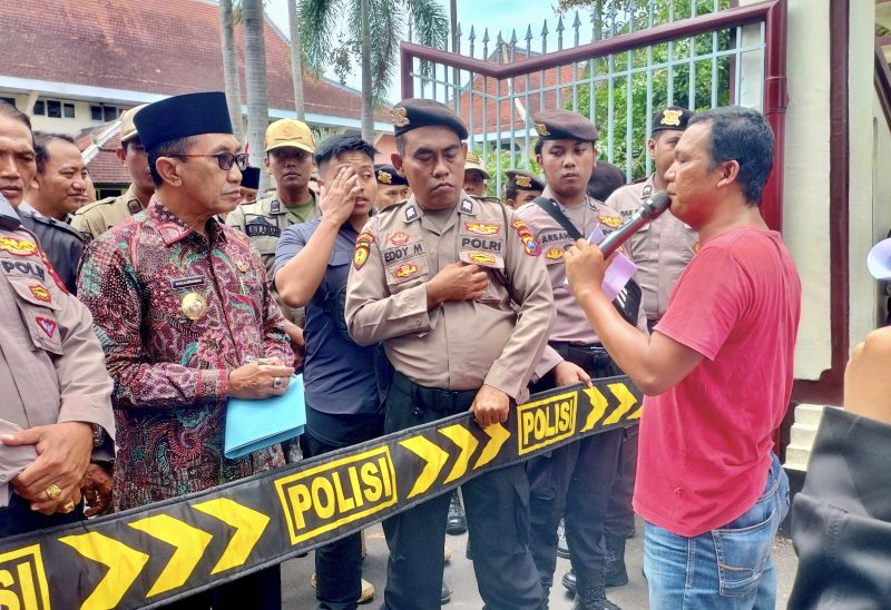 Bupati Pamekasan KH. Kholilurrahman menemui massa aksi BMM di kantor setempat, Kamis (29/01/2026).