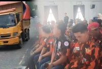 Tampak mobil batu bara melintas jalan Sumatera mengambil badan jalan hingga membuat pengendara was untuk melewati Poto pemuda Pancasila audensi bersama pemerintah 