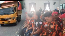 Tampak mobil batu bara melintas jalan Sumatera mengambil badan jalan hingga membuat pengendara was untuk melewati Poto pemuda Pancasila audensi bersama pemerintah 