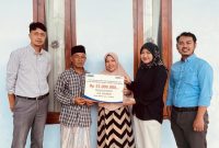 
Ahli waris nasabah menerima klaim Asuransi Aurora Plus dari BRI Bangkalan