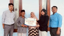 Ahli waris nasabah menerima klaim Asuransi Aurora Plus dari BRI Bangkalan