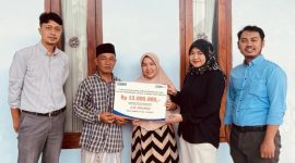 
Ahli waris nasabah menerima klaim Asuransi Aurora Plus dari BRI Bangkalan