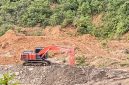 Warga foto alat berat excavator dilokasi tambang desa talentam