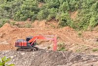 Warga foto alat berat excavator dilokasi tambang desa talentam