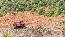 Warga foto alat berat excavator dilokasi tambang desa talentam