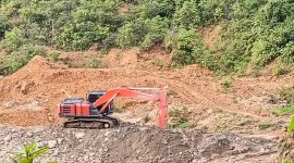 Warga foto alat berat excavator dilokasi tambang desa talentam