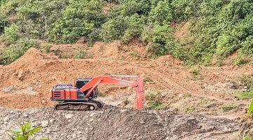 Warga foto alat berat excavator dilokasi tambang desa talentam