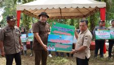 Gubernur serahkan simbolis ke bupati 