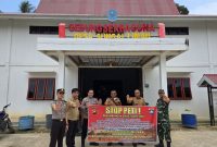 Kapolsubsektor Tabir Timur bersama pemerintah kecamatan Babinsa dan bhabinkamtibmas pasang spanduk himbauan larangan peti wilayah hukum tabir timur 