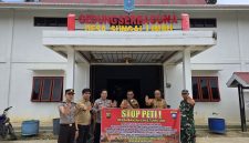 Kapolsubsektor Tabir Timur bersama pemerintah kecamatan Babinsa dan bhabinkamtibmas pasang spanduk himbauan larangan peti wilayah hukum tabir timur 