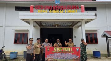 Kapolsubsektor Tabir Timur bersama pemerintah kecamatan Babinsa dan bhabinkamtibmas pasang spanduk himbauan larangan peti wilayah hukum tabir timur 