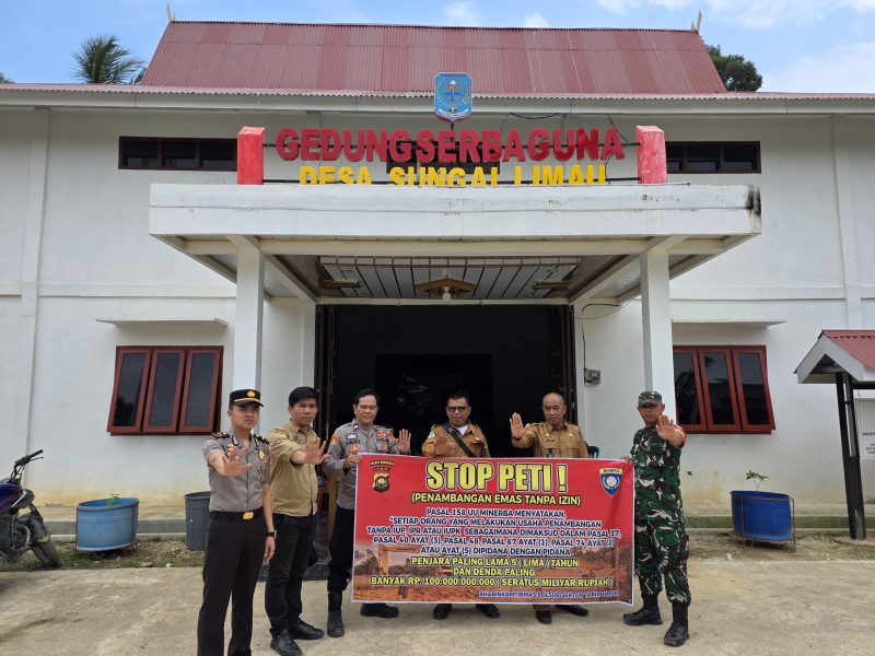 Kapolsubsektor Tabir Timur bersama pemerintah kecamatan Babinsa dan bhabinkamtibmas pasang spanduk himbauan larangan peti wilayah hukum tabir timur 