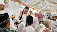 Ketua yayasan Bani Insan Peduli, Ali Zainal Abidin, menyapa ribuan anak yatim.