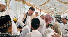 Ketua yayasan Bani Insan Peduli, Ali Zainal Abidin, menyapa ribuan anak yatim.
