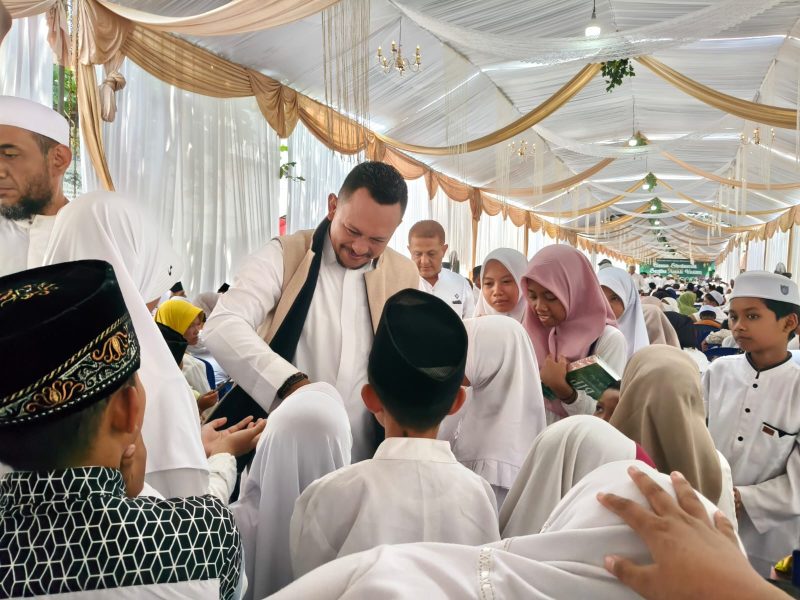 Ketua yayasan Bani Insan Peduli, Ali Zainal Abidin, menyapa ribuan anak yatim.