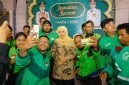 Gubernur Jawa Timur Khofifah Indar Parawansa berfoto bersama para pengemudi ojek online usai penyerahan bantuan di Gedung Negara Grahadi, Surabaya