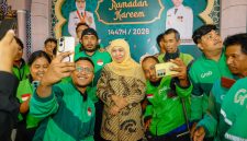 Gubernur Jawa Timur Khofifah Indar Parawansa berfoto bersama para pengemudi ojek online usai penyerahan bantuan di Gedung Negara Grahadi, Surabaya