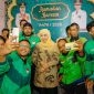 Gubernur Jawa Timur Khofifah Indar Parawansa berfoto bersama para pengemudi ojek online usai penyerahan bantuan di Gedung Negara Grahadi, Surabaya