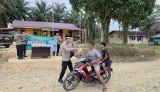 Kapolsubsektor Tabir Timur Bagi - Bagi Takjil ke Penguna Jalan