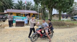 Kapolsubsektor Tabir Timur Bagi - Bagi Takjil ke Penguna Jalan 
