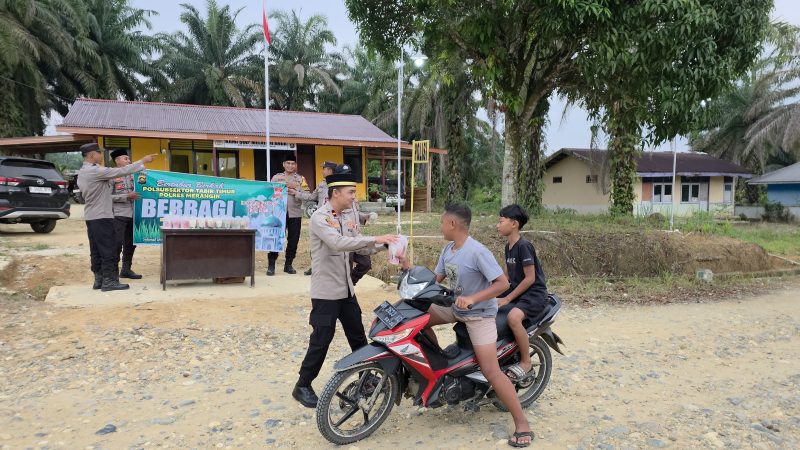 Kapolsubsektor Tabir Timur Bagi - Bagi Takjil ke Penguna Jalan 
