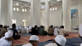 Masyarakat RT 5 kampung baruh asik mendengar ceramah ustadz Tengku Iskandar Manap 