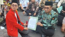 DPC GMNI Pamekasan melakukan unjuk rasa ke kantor Bupati Pamekasan, Jumat (06/02/2026).