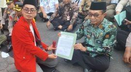 DPC GMNI Pamekasan melakukan unjuk rasa ke kantor Bupati Pamekasan, Jumat (06/02/2026).