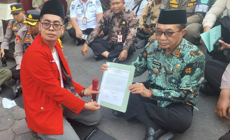 DPC GMNI Pamekasan melakukan unjuk rasa ke kantor Bupati Pamekasan, Jumat (06/02/2026).