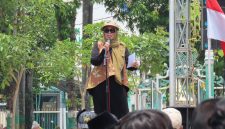 Anggota DPR RI, Hj. Ansari saat memberikan orasi kebangsaan dalam acara pelantikan pengurus PS Cobra 2026 di Monumen Arek Lancor, Minggu (15/02/2026).